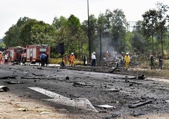 INNALILAHI, Detik-detik Pesawat Jet Hantam Jalan Raya, Asap Tebal Mengepul hingga 10 Orang Tewas Seketika!
