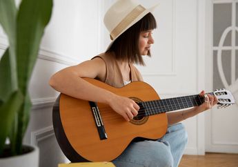 5 Arti Mimpi Bermain Gitar di Depan Pacar, Pertanda Ingin Menunjukkan Sisi Ini? Simak Penjelasannya