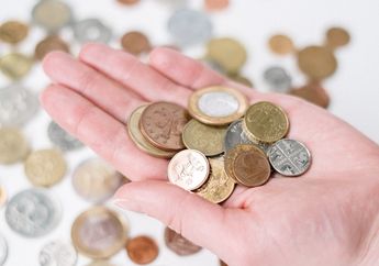 5 Arti Mimpi Memungut Uang Koin, Siap-siap Dapat Rejeki Nomplok!