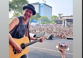 Usianya Tepat Setengah Abad, Ridho Slank Dapat Kejutan di Panggung Synchronize Fest 2023