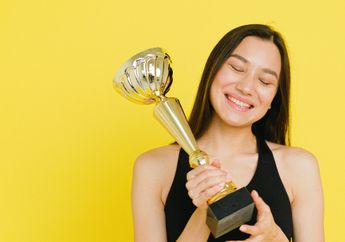 7 Arti Mimpi Mendapat Piala Benarkah Simbol Keberuntungan akan Datang? Simak Penjelasan Lengkapnya!