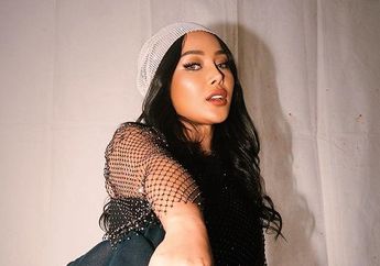 Istri Mendiang Glenn Fredly Mantap Kembali Manggung, Mutia Ayu Tampil Memukau Kenakan Busana Jaring!