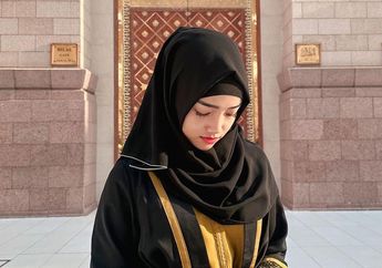 Umroh ke Tanah Suci, Fuji Bagikan Foto Penampilannya yang Santun Berbalut Busana Serba Hitam!