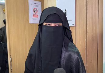 Umi Pipik Ceritakan Pertama Berkenalan dengan Ibunda Uje, Pakai Outfit Serba Minim dan Ramut Pirang