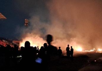Imbas Peringatan Tragedi Kanjuruhan, Rumput Stadion Markas Arema FC Terbakar