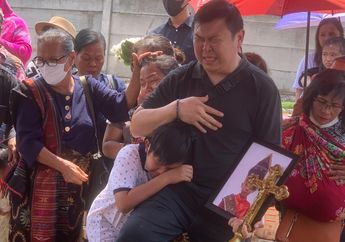 Diiringi Isak Tangis Keluarga, Bocah yang Meninggal Usai Operasi Amandel dan Mati Batang Otak Dimakamkan, Ibu: Selamat Jalan, Anakku