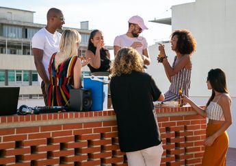 5 Arti Mimpi Reuni dengan Teman Sekolah, Sinyal Kangen dengan Kawan Lama?