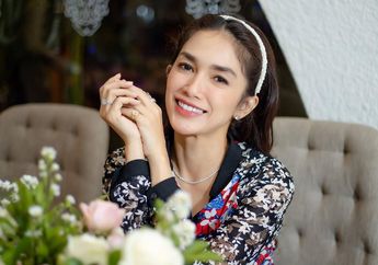 Bikin Ngakak, Ussy Sulistiawaty&nbsp;Beri Tutorial&nbsp;Makan Pisang Goreng Tanpa Merusak Makeup