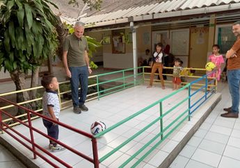 Setelah Dikabarkan Jadi Dirtek PSS, Marian Mihail Sambangi Panti Asuhan Di Sleman