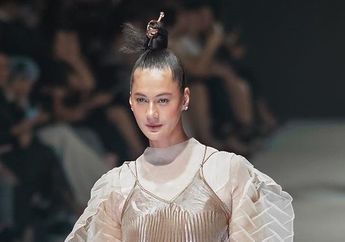 Super Model Paula Verhoeven Balik Melenggang di Runway Jakarta Fashion Week, Mama Pau Banjir Pujian!