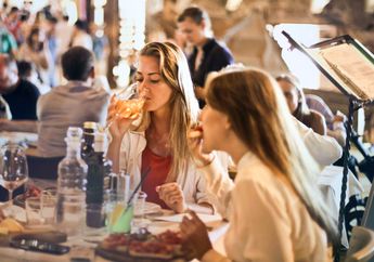 3 Arti Mimpi Makan Siang, Melambangkan Hubungan yang Sehat atau Bermasalah?