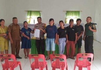 Duel Emak-emak Saling Jambak, Berawal dari Adu Mulut hingga Jengkel Dikatain Anak Gadisnya Tak Perawan, Begini Endingnya