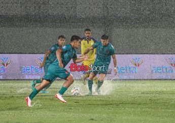 Hasil Liga 1 - Lapangan Banjir, Persita Terganggu Rumput Becek Ditahan Barito Putera
