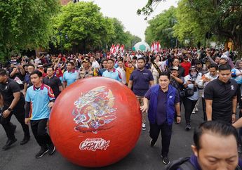 Piala Dunia U-17 2023 - Erick Thohir dan Gibran Rakabuming Kompak Pimpin Arak-arakan Trofi di Surakarta
