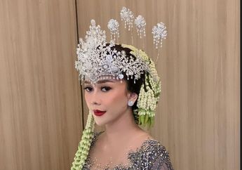 Aura Kasih Pamer Penampilan Bak Pengantin Sunda! Intip Penampilannya yang Anggun Menawan!
