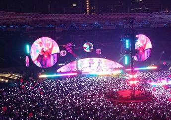 Buka Konser di GBK, Coldplay Ajak Penonton Berjingkrak dengan Higher Power, Chris Martin: Assalamualaikum