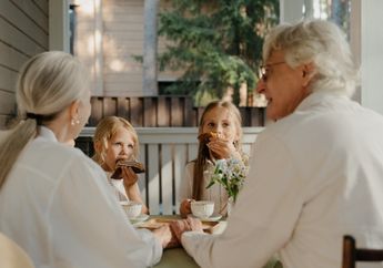 5 Arti Mimpi Diajak Makan Orang yang Sudah Meninggal, Katanya Bakal Segera Nyusul?