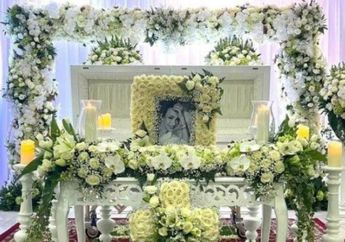 Kiki Fatmala Dimakamkan di San Diego Hills Secara Tertutup, Peti Berhiaskan Bunga Putih
