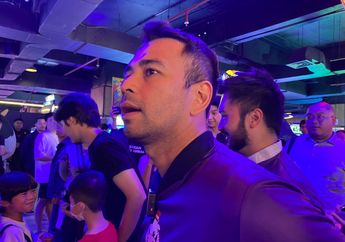 Ups! Raffi Ahmad Kenang Momen Beri Boneka pada Seorang Wanita Hasil Kupon Main Game