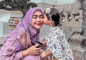 Pergi ke Thailand Berdua Anak, Intip 3 OOTD Liburan Ria Ricis yang Stylish dan Colorful Abis!