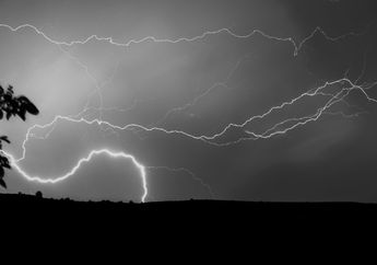 Innalillahi, 2 Petani di Sumedang Tewas Tersambar Petir Saat Berteduh di Gubuk Sewaktu Hujan