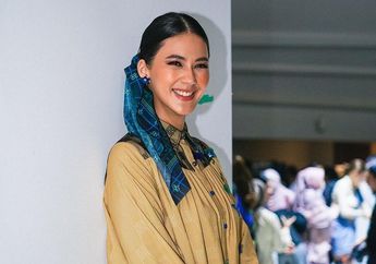 Merakyat dan Sederhana, Paula Verhoeven Tetap Nikmati Makanan Meski Harus Lesehan di Tanah