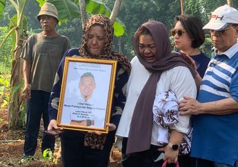Jenazah Chef Haryo Pramoe Dimakamkan, Istri Tak Kuasa Menahan Tangis