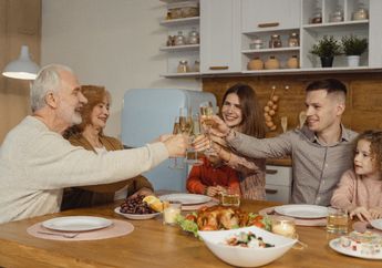 5 Arti Mimpi Makan Bersama Keluarga, Kebahagiaan Akan Datang Bertubi-tubi, Sebentar Lagi!