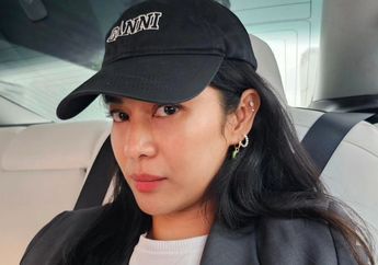Sekilas Tampak Sederhana, OOTD Dian Sastro Ternyata Dilengkapi Tas Chanel Puluhan Juta!