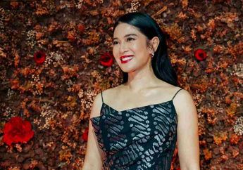 Bagikan Video saat Menulis Naskah, Dian Sastrowardoyo Justru Bikin Salfok karena Pakai Baju Ini