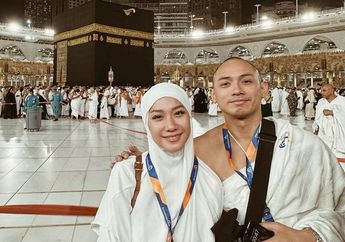 3 Gaya Hijab BCL Saat Umrah Bersama Suami, Tenteng Tas Seharga 2 Motor