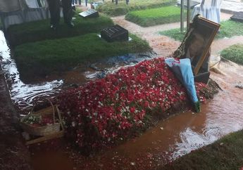 Diterjang Badai, Pusara Rizal Ramli Tergenang Air Hujan