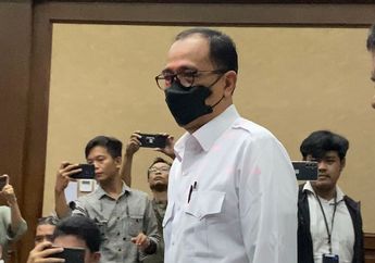 Jelang Sidang Vonis, Rafael Alun Tampak Tertunduk Diam