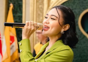 Gaya Wika Salim Manggung Kenakan Dress Mini, Koleksi Brand Lokal Seharga Jutaan Rupiah!