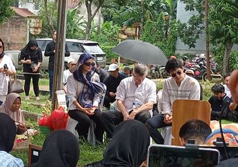 Tangis Maxime Bouttier Antar Jenazah sang Bunda ke Pusara Terakhir, Ikut Turun ke Liang Lahat