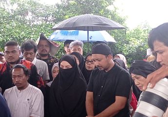 Irish Bella Tampil Bercadar di Pemakaman Ayah Ammar Zoni, Sempat Meneteskan Air Mata