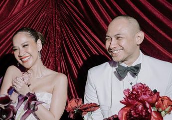 Ditemani Manggung Suami Tercinta, Intip Gaya Bunga Citra Lestari Kenakan Gaun Hitam Tanpa Lengan