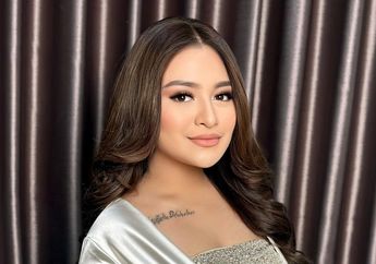 Nathalie Holscher Foto Kompak Bareng Adzam, Sang Selebriti Bergaya Kenakan Dress Silver Belahan Tinggi