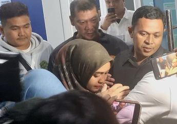 Tertunduk Lesu, Ria Ricis Bungkam saat Ditanya Soal Perceraian dengan Teuku Ryan