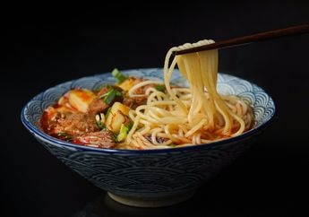 3 Arti Mimpi Makan Mie, Menandakan Kemakmuran yang Tak Pernah Putus? Segera Simak!