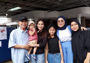 Kompak, Ayu Ting Ting dan Keluarga Coblos Calon Presiden yang Sama