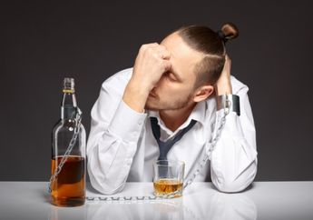 6 Arti Mimpi Minum Racun, Benarkah Pertanda Kesedihan Akan Datang Sebentar Lagi?