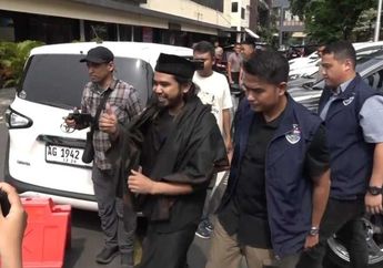 Buntut Video Viral Perbolehkan Bertukar Pasangan, Gus Samsudin Diperiksa Polisi, Datang dengan Pakaian Serba Hitam