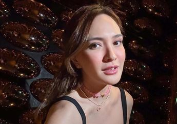 Sampai Dipanggil Bidadari Dunia, Shandy Aulia Tampil Menawan Kenakan Dress Mini Hitam di Bangkok!