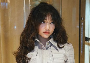 Pulang Liburan Langsung Jadi Model Catwalk, Fuji Tampil Berkelas bak Model Profesional Dunia!