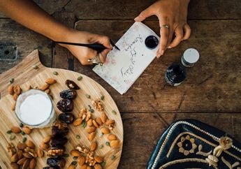 10 Ide Hadiah Berupa Makanan Lezat untuk Kelurga Berbuka Puasa, Pasti Nikmat sekaligus Berkesan!