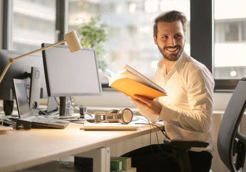 5 Arti Mimpi Suami Naik Jabatan, Sekadar Impian atau Memang Akan Kejadian?