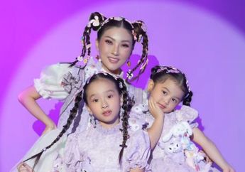 Ibu Anak atau Kakak Adik? Intip Potret Gemas nan Kompak Sarwendah Bareng Kedua Putrinya!