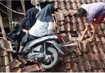 Ngabuburit Berujung Apes, Sepeda Motor yang Dikendarai Siswi SD Nyangkut di Atap Rumah Warga di Tasikmalaya