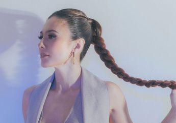 The Real Hot Mama! Tengok Gaya Berani Wulan Guritno Kenakan Dress Backless Abu-abu